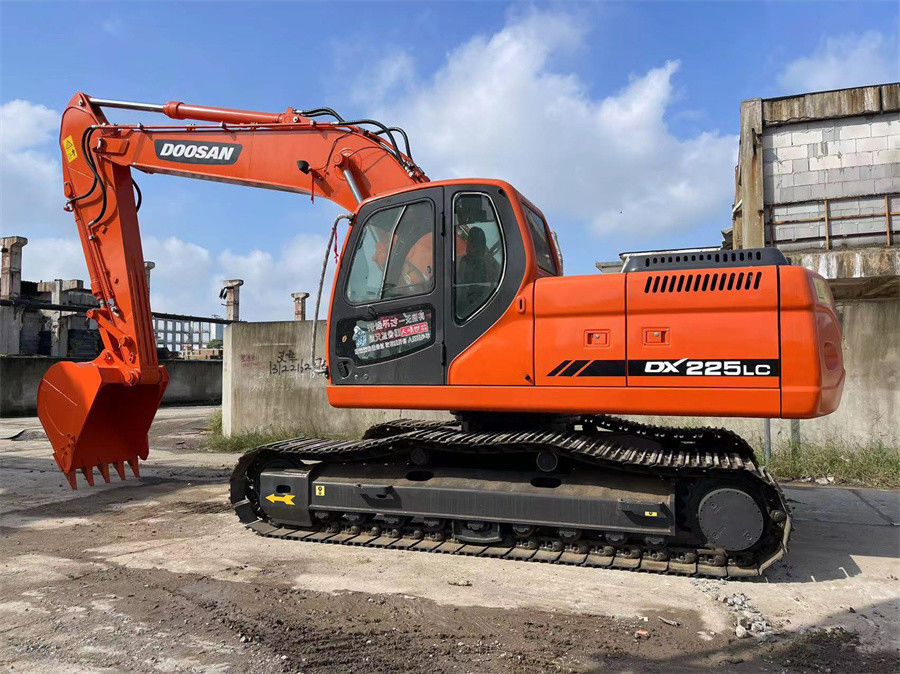 Used Doosan DX225 Excavator Made In Korea Good Condition Low Fuel Consumption