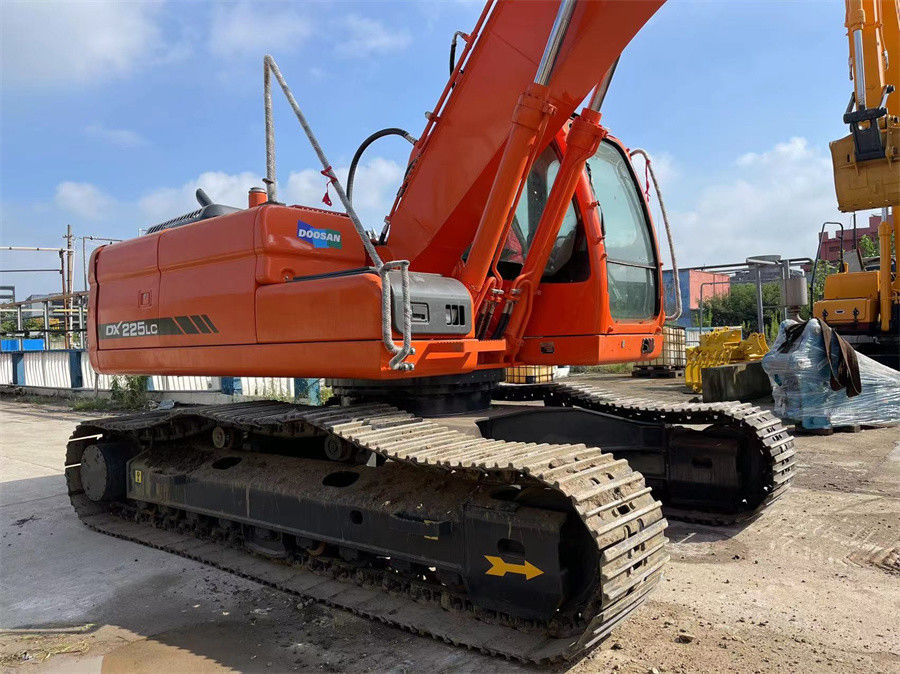Used Doosan DX225 Excavator Made In Korea Good Condition Low Fuel Consumption
