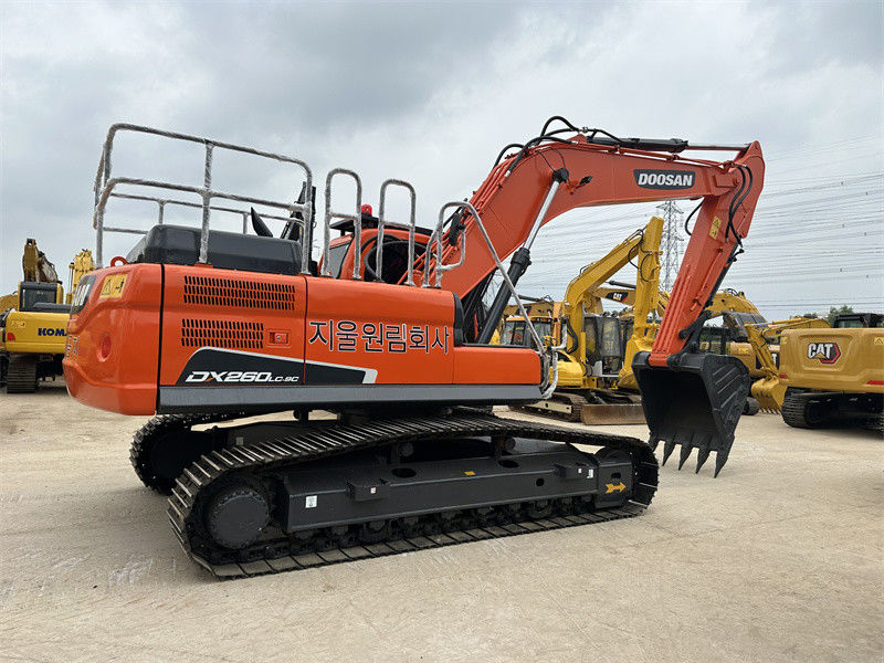 180 KW Engine Power Doosan DX260 Used Excavators With 1.2 M3 Bucket Capacity