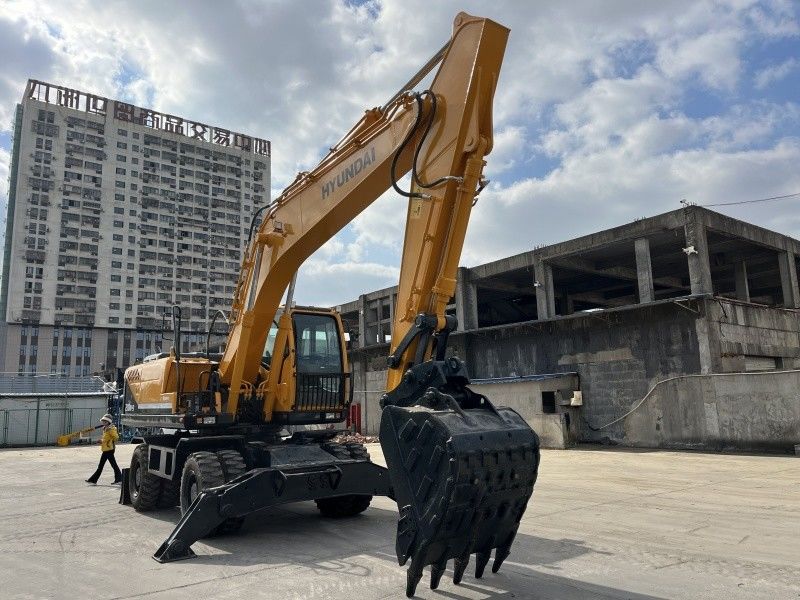 Used Hyundai 210w-9 Wheel Excavator 21 Tons Medium Size Used Excavators