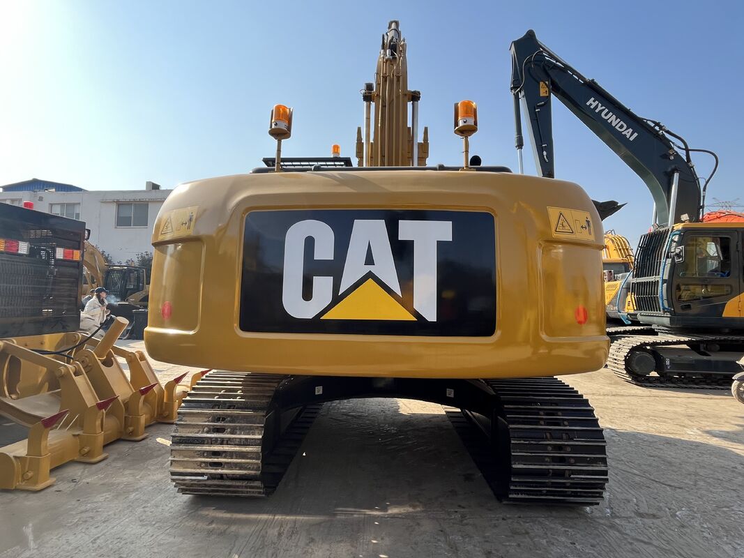 Used CAT 320D2L Excavators equipped with advanced hydraulic systems ensuring smooth control and enhanced operational efficiency